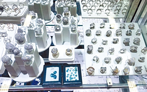 联邦调查局提供证据照片展示7月份布林克大型卡车抢劫案中缴获的一些珠宝样本。 FBI